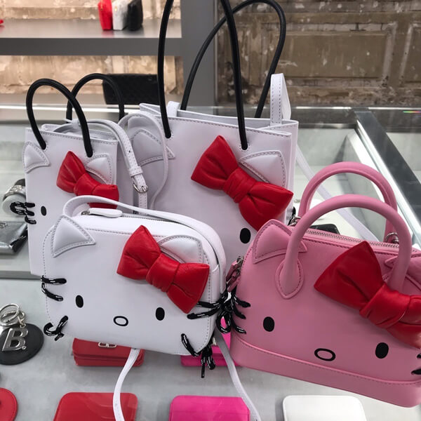 2020超限定バレンシアガコピー 【バレンシアガ&Hello Kittyコラボ】Camera Bag XS